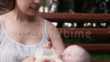 母亲在公园里给<strong>婴儿喂奶</strong>. 奶瓶中的<strong>婴儿</strong>奶